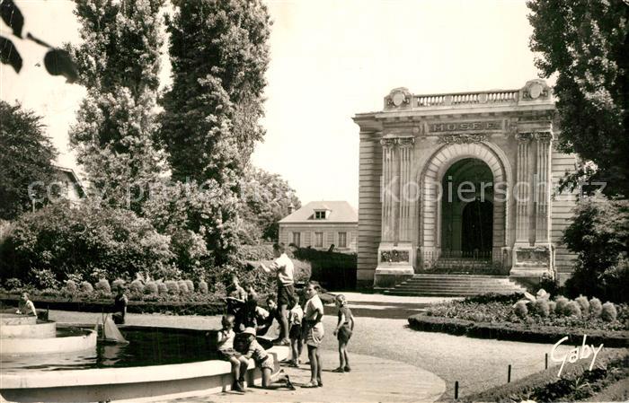 Mantes-la-Jolie Musee Jardin Public Bassin des Enfants