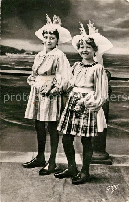 Les Sables-d Olonne Costumes Sablais Pendant que le petit frere dort nous allons