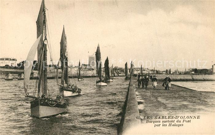 Les Sables-d Olonne Barques sortant du Port par les Halages