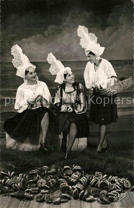 Les Sables-d Olonne Costumes Sablaises raccomodant les filets