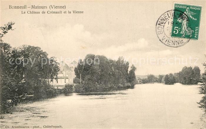 Bonneuil-Matours Le Chateau de Cremault et la Vienne