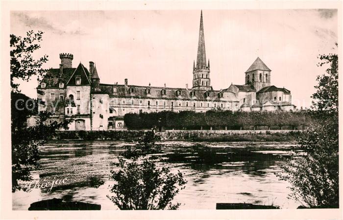 Saint-Savin Vienne Le Chateau Eglise sur le bord de la Gartempe