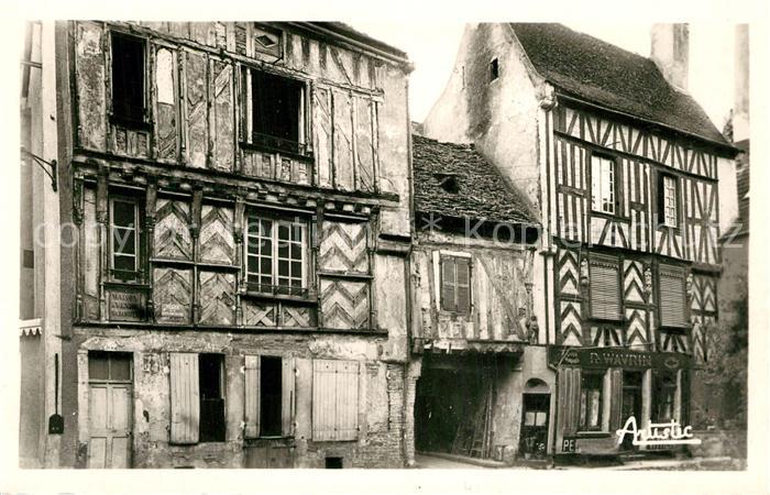 Noyers-sur-Serein Place de la Petite Etape aux Vins