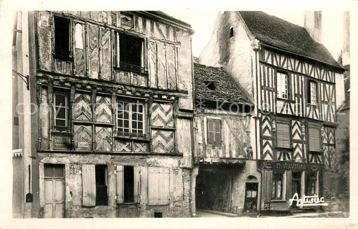 Noyers-sur-Serein Place de la Petite Etape aux Vins