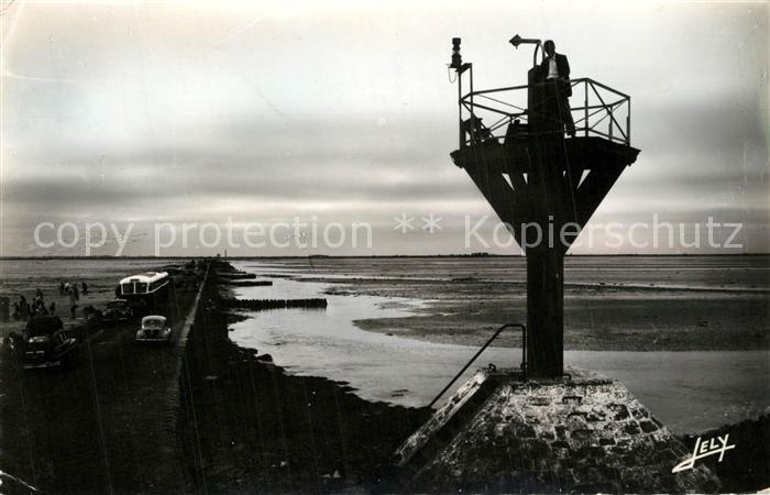 Noirmoutier-en-l Ile Le passage du Gois et une balise refuge