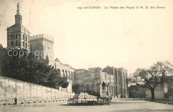 Avignon Vaucluse Le Palais des Papes et ND des Doms