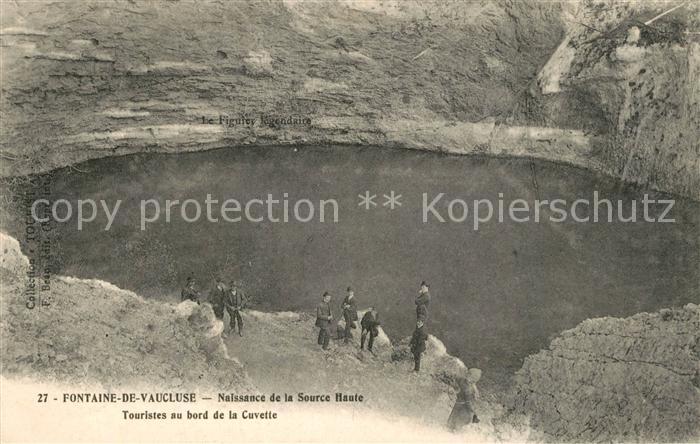 Fontaine-de-Vaucluse Naissance de la Source Haute Touristes au bord de la Cuvett