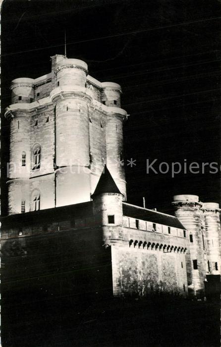 Vincennes Le Donjon illuminé la nuit