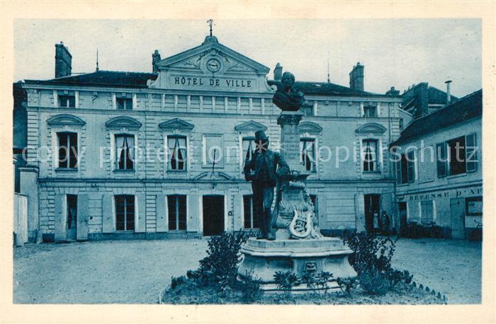 Longjumeau Hotel de Ville et le Postillon Monument Statue