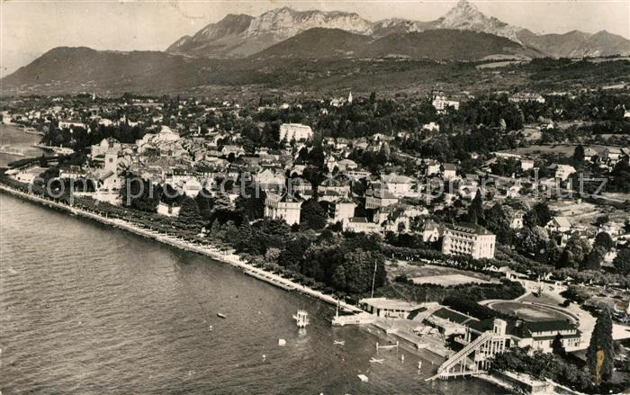 Evian-les-Bains Haute Savoie Lac Leman Plage la ville et Dent d Oche Alpes vue a