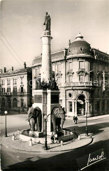 Chambery Savoie La Fontaine des Eléphants et Statue du General de Boigne