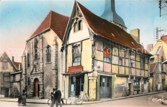 Montlucon Eglise Saint Pierre vieilles maisons