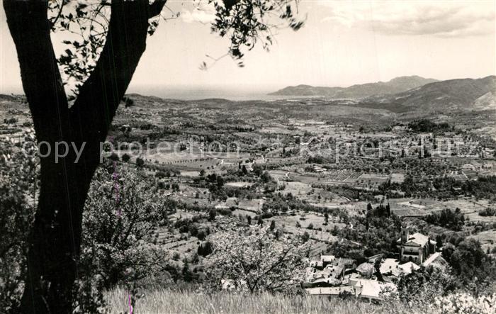 Magagnosc et la campagne environnante au fond la Méditerranée et l'Esterel