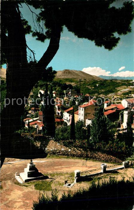 Cagnes-sur-Mer Une place du village au fond la montagne