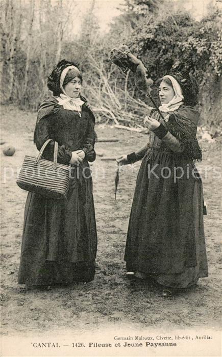 Cantal Auvergne Fileuse et Jeune Paysanne