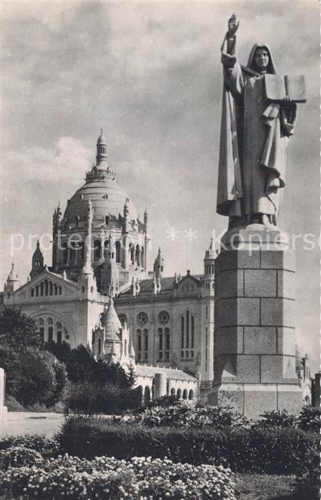 Lisieux La Basilique Statue de Ste Therese a l’Entree du Parvis