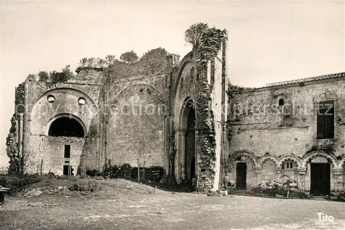Trizay Ruines de l'Abbaye XIIe siècle Entrée de la Salle Capitulaire