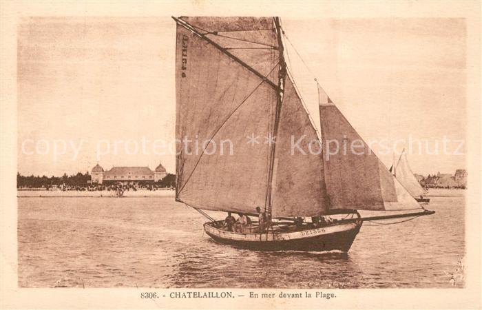 Chatelaillon-Plage En mer devant la plage voilier