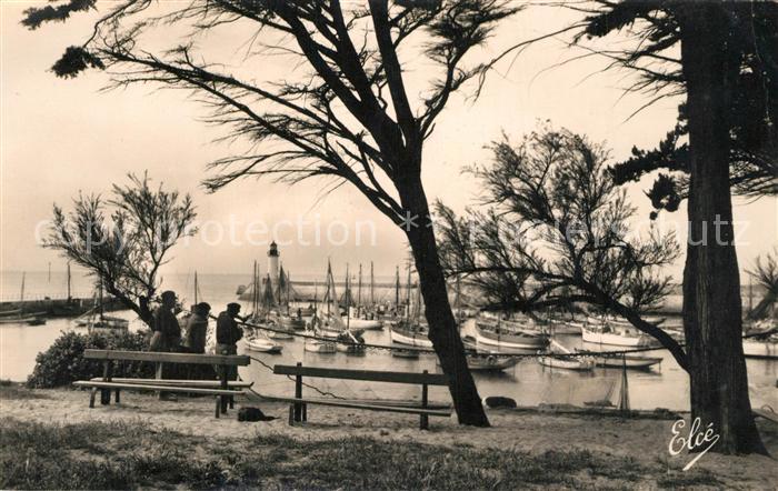 La Cotiniere Le raccommodage des Filets au Port