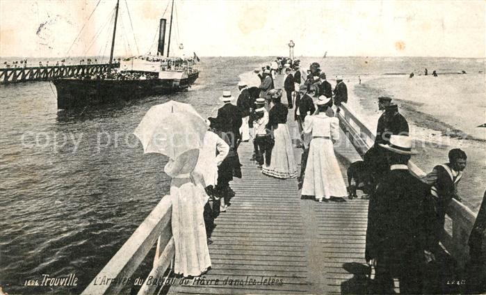 Trouville-sur-Mer Arrivée du Bateau du Havre dans les Jetées