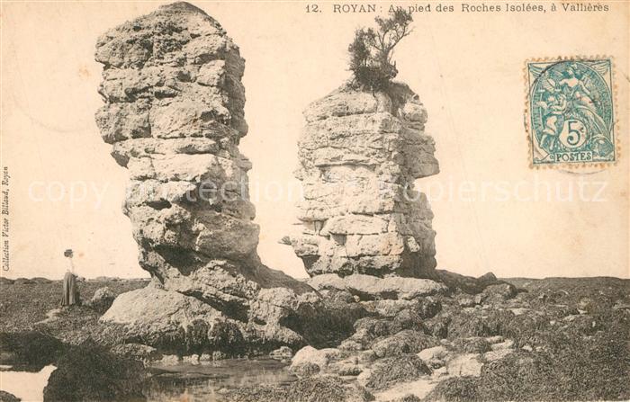 Royan 17 Au pied des roches isolées