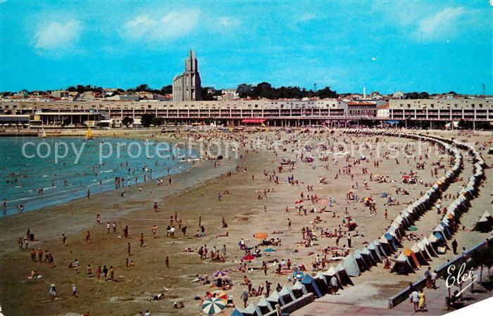 Royan 17 La Plage Front de Mer Eglise vue du Family Hotel