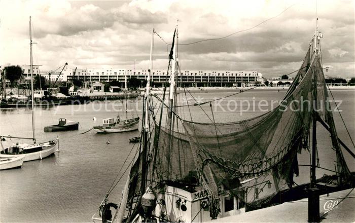 Royan 17 Front de Mer vu du port Bateau de pêche