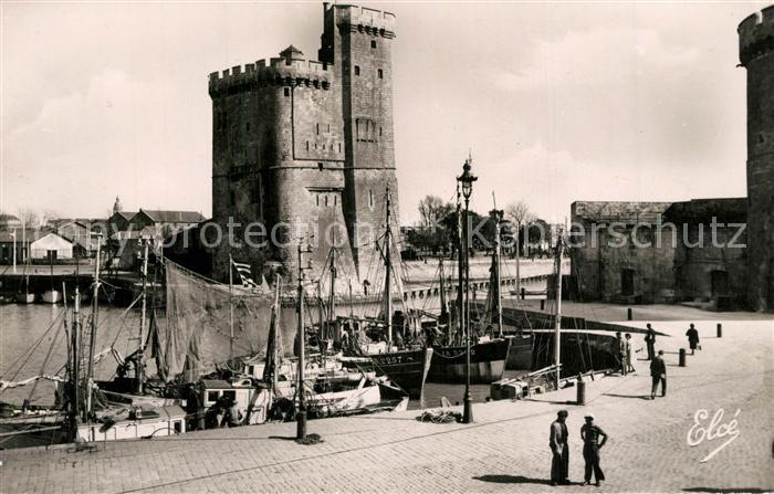 La Rochelle Charente-Maritime Un coin du port et Tour Saint Nicolas Bateaux