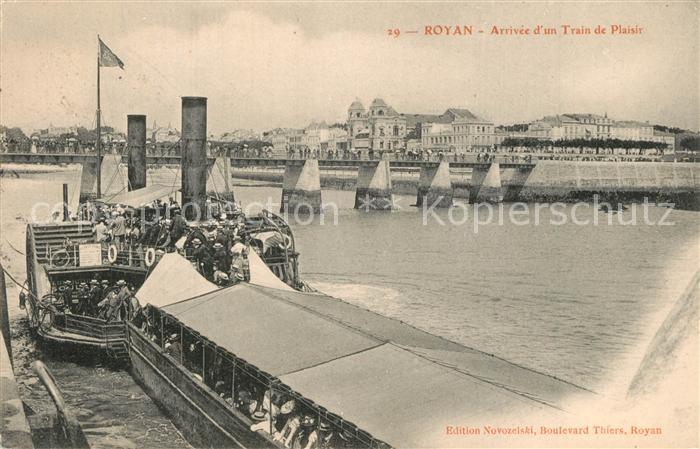 Royan 17 Arrivée d un Train de Plaisir Bateau Pont