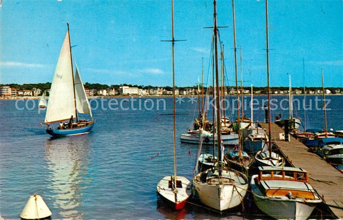 Royan 17 Départ de Voiliers du port Facade du Boulevard F. Garnier