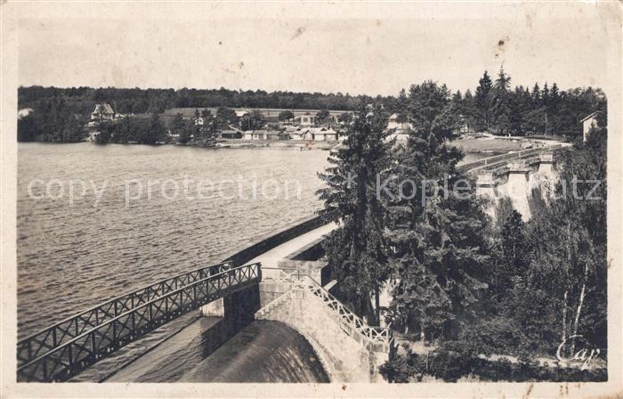 Semur-en-Auxois Lac de Pont La Digue vers la plage