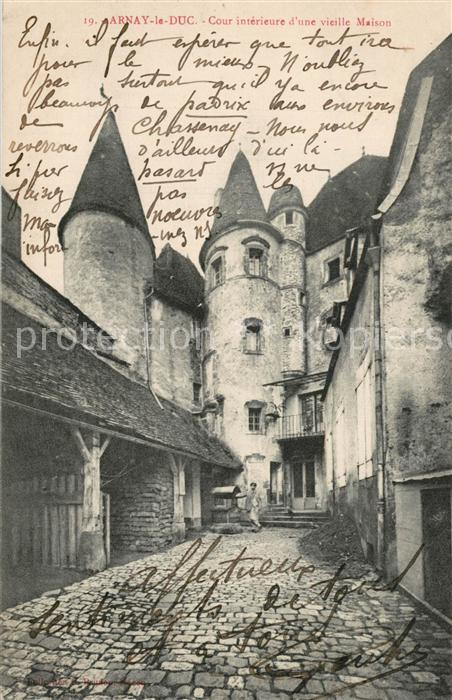 Arnay-le-Duc Cour interieure d une Vieille Maison
