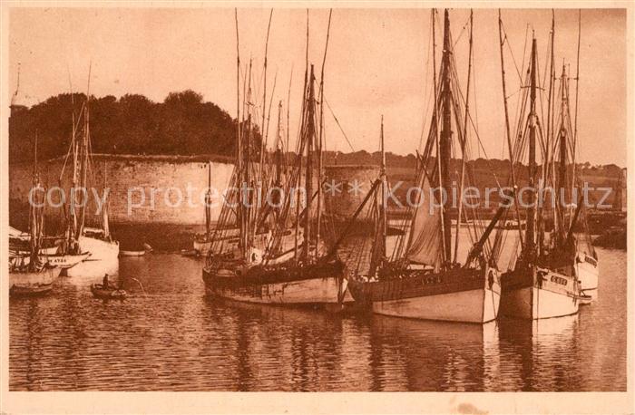 Concarneau Finistere Thonniers dans le port