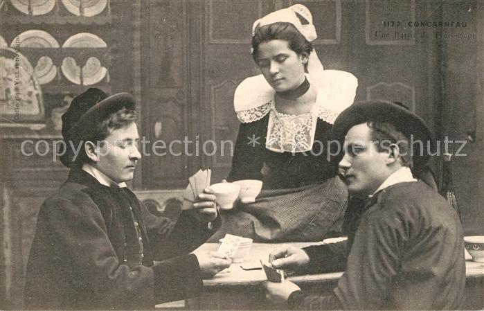 Concarneau Finistere Junge Männer beim Kartenspiel Junge Fra