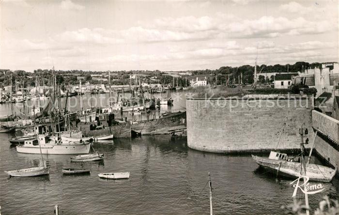 Concarneau Finistere Le Port et au fond la ville close