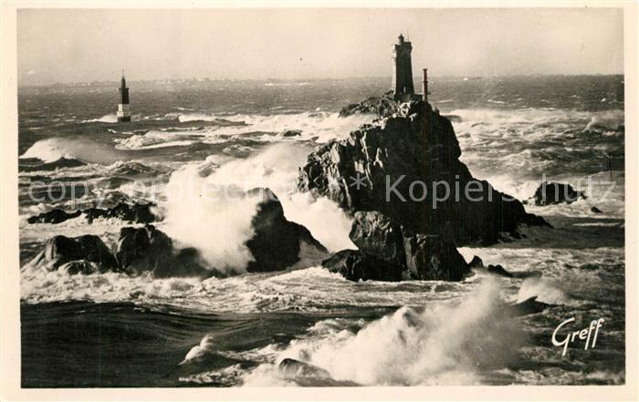 Pointe du Raz Le Phare de la vieille par tempête Leuchtturm Kueste Brandung