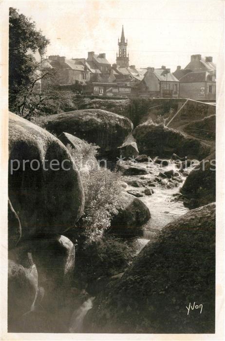 Huelgoat Le Fontainebleau breton Partie am Fluss Felsen Blick zur Kirche