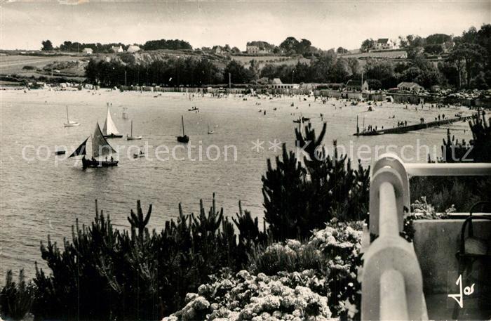 Carantec La plage et les falaises fleuries vers la Chaise du Curé