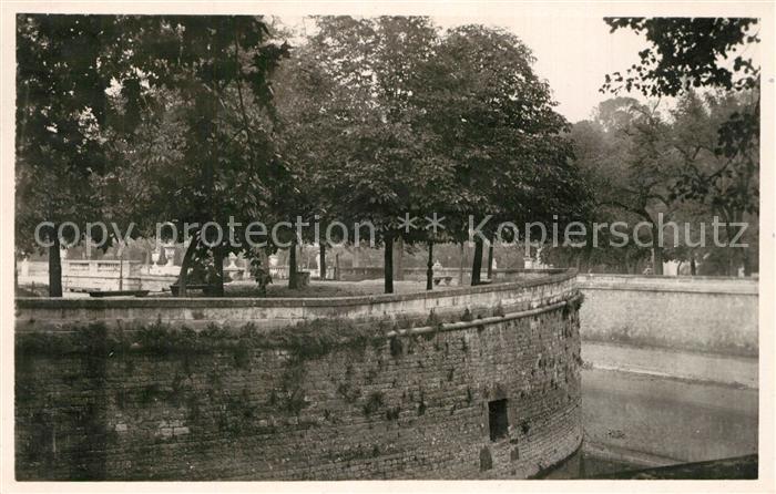 Nimes Jardin de la Fontaine et le canal
