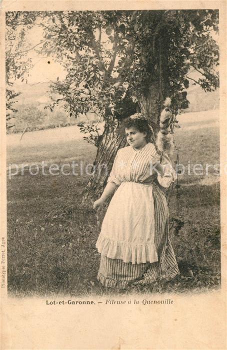 Lot-et-Garonne Departement Fileuse a la Quenouille