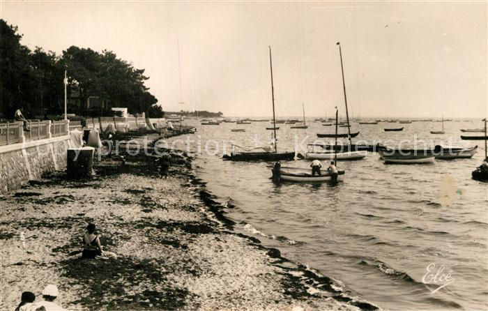 Andernos-les-Bains Bassin d’Arcachon La Plage et la Flotille de petits Bateaux