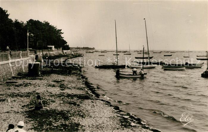 Andernos-les-Bains Bassin d’Arcachon La Plage et la Flotille de petits Bateaux