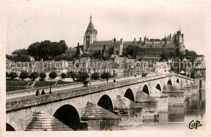Gien 45 Pont sur la Loire et vue sur le Chateau