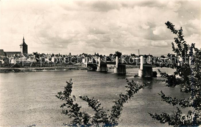 Jargeau Loiret Vue sur le pont sur la Loire et la ville