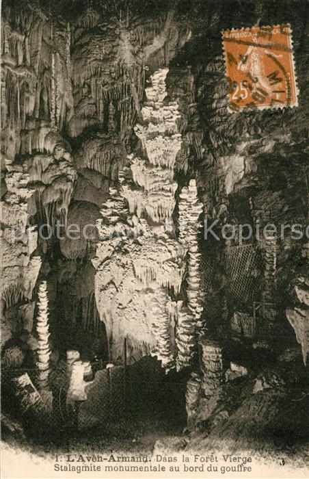 Aven Armand Dans la Foret Vierge Stalagmite monumentale au bord du gouffre