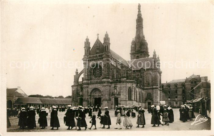 Sainte-Anne-d Auray Procession rentrant a la Basilique
