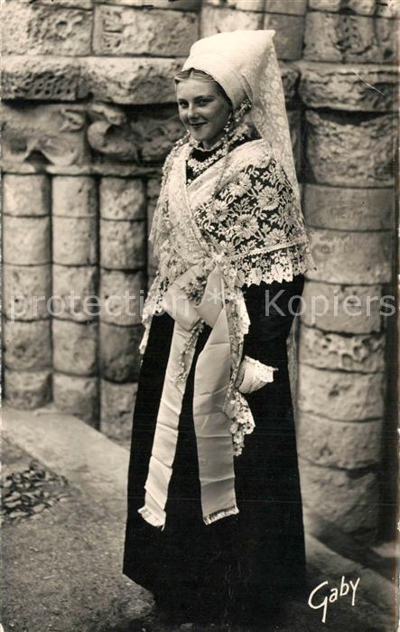 Ile de Re Rétaise en Costume de Mariée