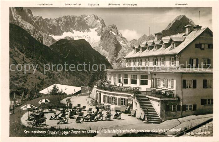 Kreuzeckhaus mit Zugspitze Hoellentalgletscher Waxenstein und Schwarzenkopf