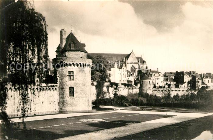 Vannes 56 La Tour du Connétable et les Jardins Cathedrale