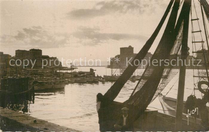 Marseille Bouches-du-Rhone Contre jour sur le vieux port
